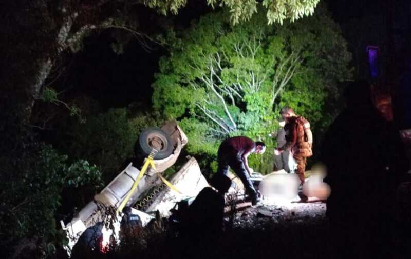 Tragedia en Pozo Azul: Un muerto y un herido grave tras el vuelco de camión 12 5 - 1