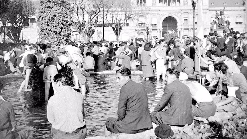 Las famosas patas en la fuente. Fue a la tarde del 17 de octubre de 1945 y ya la gente se concentraba en la Plaza de Mayo (Instituto Juan Domingo Perón).