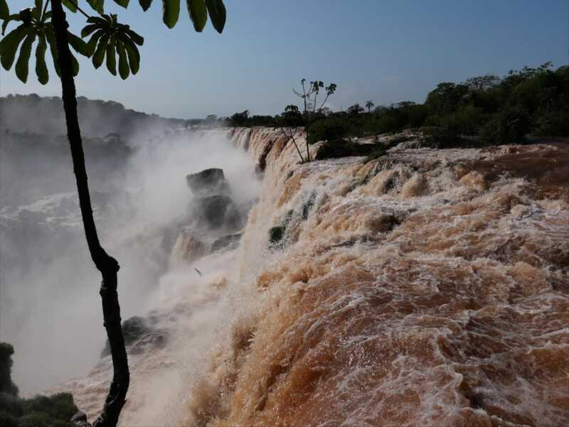 “La Madre de Dragones”, en Misiones: Emilia Clarke visitó las Cataratas del Iguazú 6 1761130249061 - 5