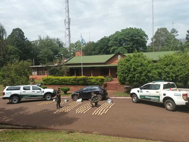 Evadió un control de Gendarmería y abandonó un vehículo con más de 126 kilos de marihuana 2 marihuana