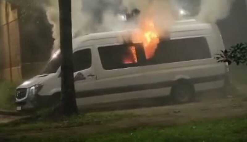 Se incendió una Sprinter estacionada en una calle de Posadas 2 22 1 - 1