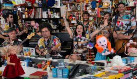 31 Minutos en el escenario de Tiny Desk NPR, música y títeres haciendo magia 31 minutos