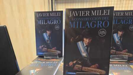 Acto de Milei marcado por tensión entre oficialistas y manifestantes en Buenos Aires A33OSCVUQNG4XEOPFM6NLIACHI - 3