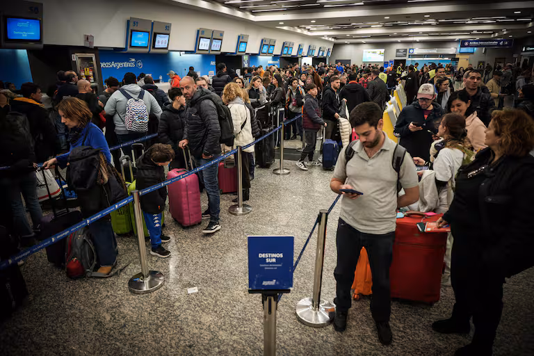 Pilotos programan asambleas en Aeroparque y podría haber demoras y vuelos cancelados Las asambleas se realizarán en Aeroparque en dos fechas de octubre