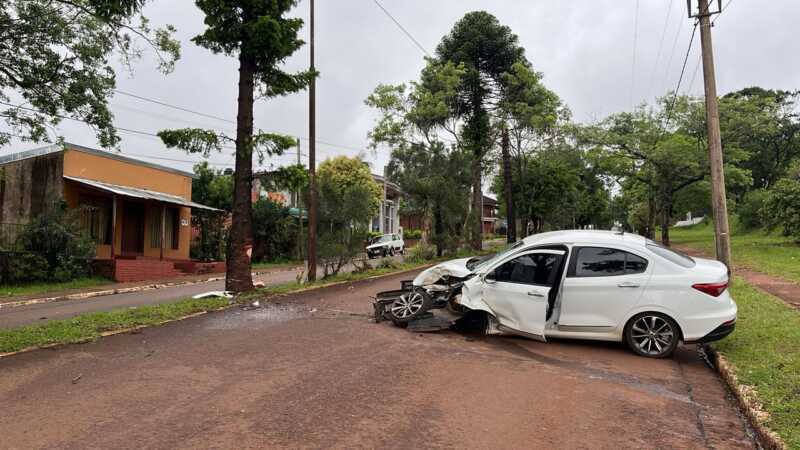 Una mujer perdió el control de su auto y chocó contra un árbol en Alem Alem