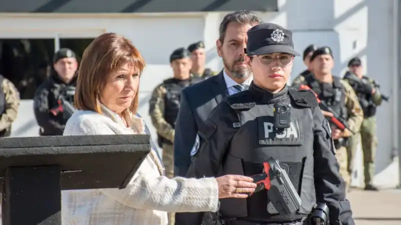 Armas de fuego: el peligroso avance del acceso civil y los riesgos en tiempos de crisis 1 El Decreto 445/2025 elimina la ANMaC, flexibiliza el acceso a armas y amenaza con revertir décadas de políticas de seguridad y prevención de violencia armada en todo el país.