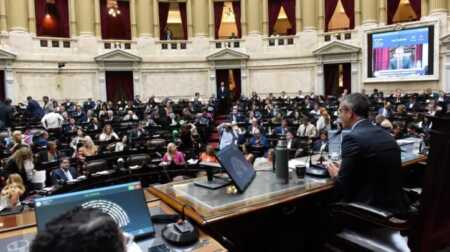 Diputados debatirá en agosto la reforma de Inocencia Fiscal para incentivar el ingreso de dólares al sistema La Cámara de Diputados retomará en agosto el tratamiento de la reforma de la Ley de Inocencia Fiscal impulsada por el Gobierno. El proyecto busca ampliar el régimen simplificado de Ganancias, incentivar el ingreso de dólares no declarados al sistema formal y reducir los controles patrimoniales de ARCA.