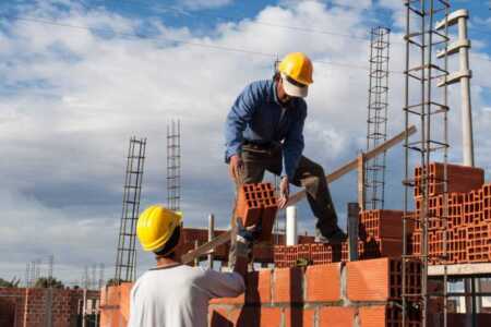 El sector de la construcción atraviesa un inicio de año con escasos proyectos nuevos y costos que siguen subiendo.