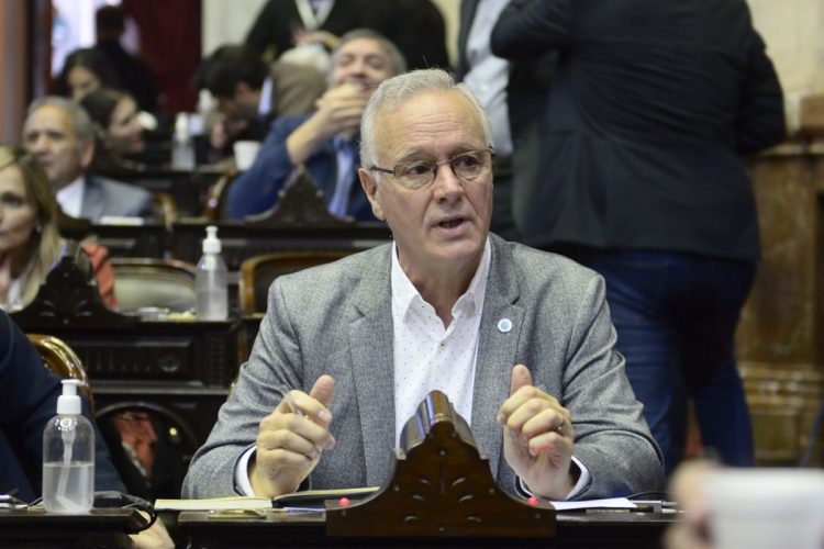 El diputado y exministro de Salud advierte sobre el colapso de hospitales, la falta de medicamentos y los riesgos del relajamiento de los controles sanitarios.