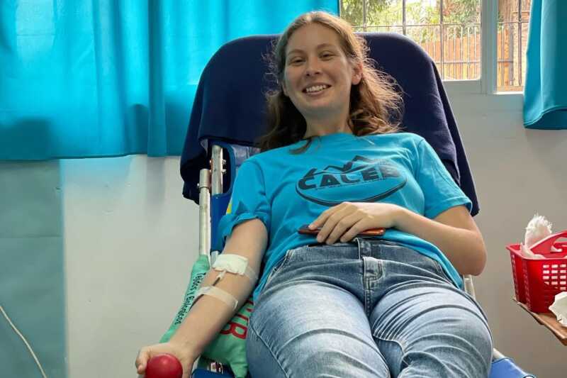 Banco de Sangre Misiones: una red que sostiene la vida sanitaria 2 Cuando alguien decide extender su brazo, comienza una cadena invisible de vida. Agustina en una colecta externa.