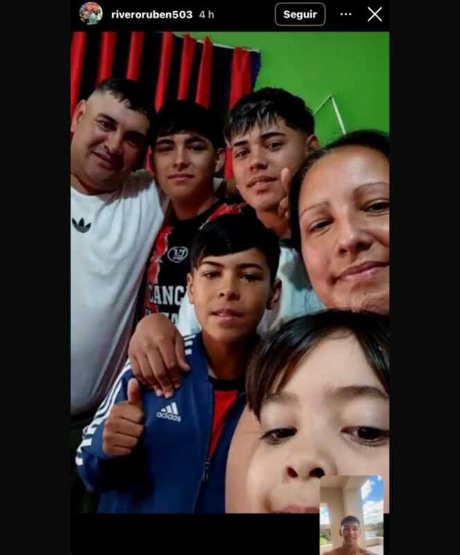 De vender alfajores en la ruta a la Selección Argentina: la historia de superación de Lautaro Rivero 5 Lautaro Rivero en videollamada con su familia al enterarse que será parte del plantel de la selección Argentina