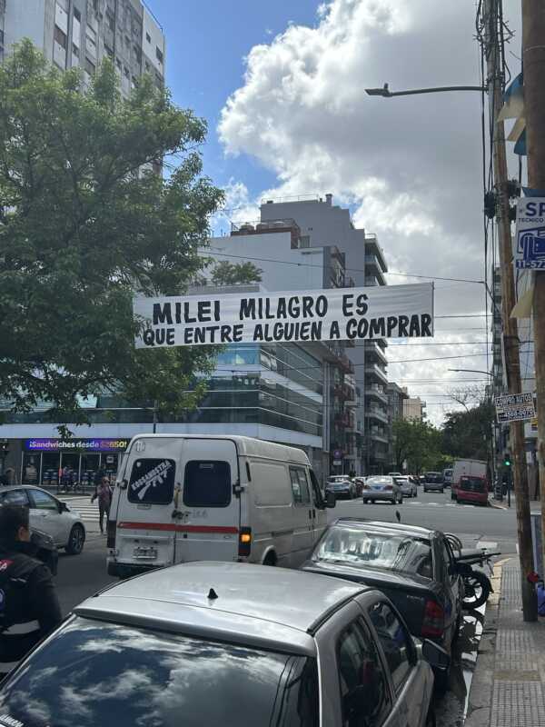 Acto de Milei marcado por tensión entre oficialistas y manifestantes en Buenos Aires 3 G2lcWpsWkAArIaf - 2