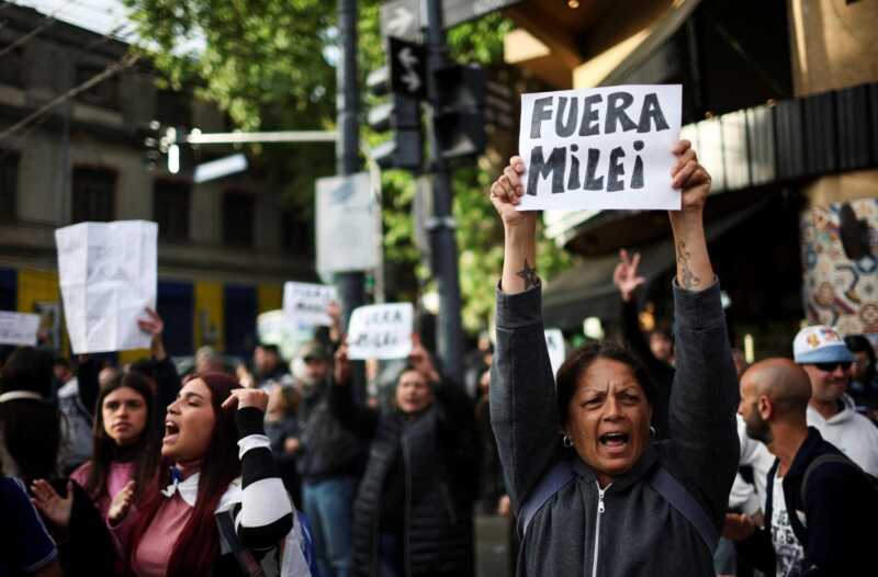 Acto de Milei marcado por tensión entre oficialistas y manifestantes en Buenos Aires 6 Vecinos convocados en las calles de Bs As contra Milei