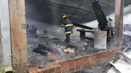 Voraz incendio destruyó gran parte de una carpintería en Puerto Rico Imagen de WhatsApp 2025 10 12 a las 12.33.42 c0687a81 - 1