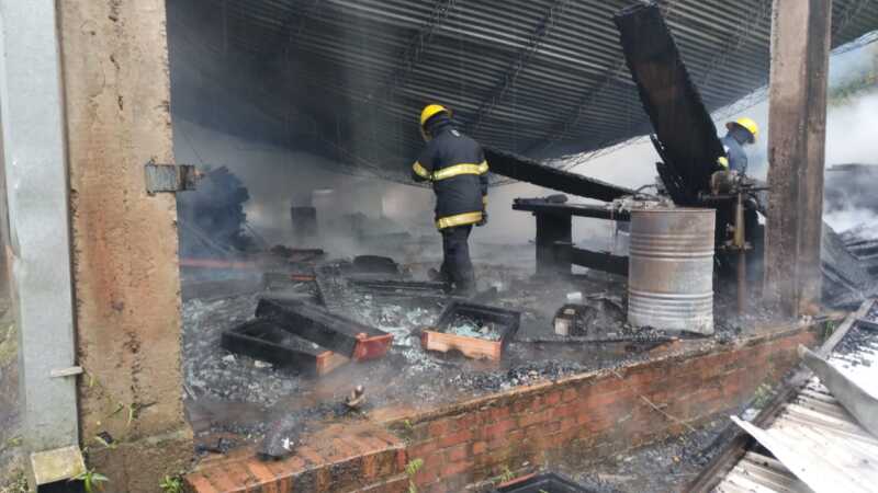 Voraz incendio destruyó gran parte de una carpintería en Puerto Rico Imagen de WhatsApp 2025 10 12 a las 12.33.42 c0687a81 - 1