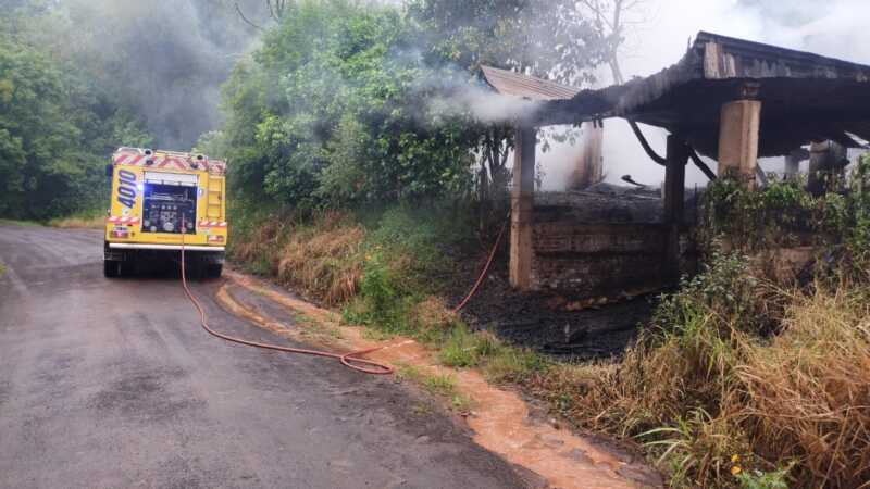 Voraz incendio destruyó gran parte de una carpintería en Puerto Rico 2 Sospechan que un cortocircuito provocó el incendio en una carpintería de Puerto Rico