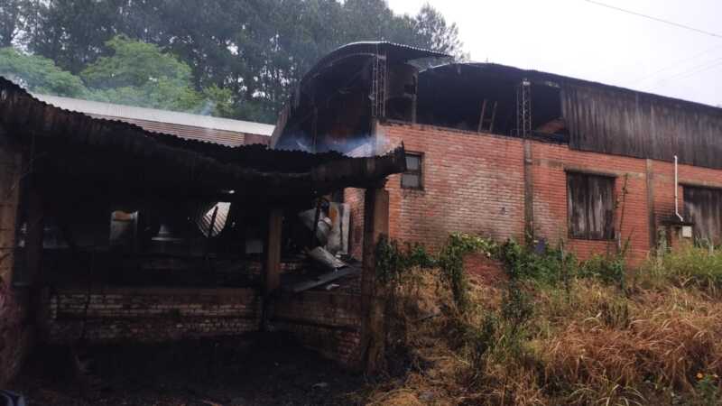 Voraz incendio destruyó gran parte de una carpintería en Puerto Rico 6 Imagen de WhatsApp 2025 10 12 a las 12.33.44 2e0d898d - 5