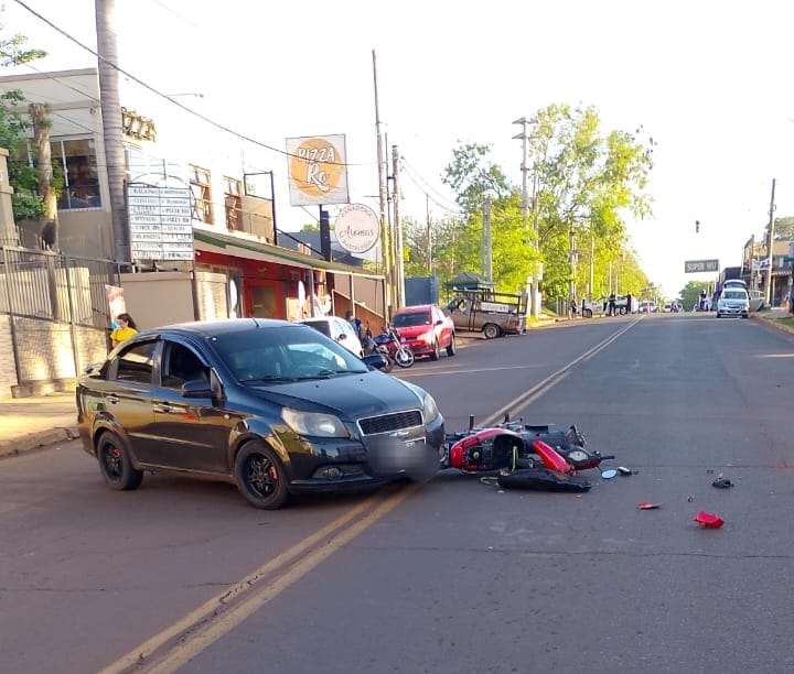 Choque entre auto y moto en Posadas deja un menor con lesiones