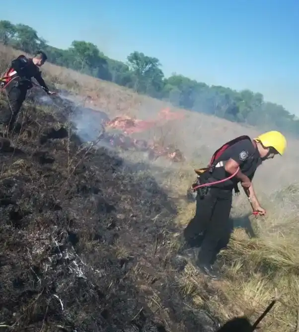 Sofocan incendio cerca de la Reserva Federal Campo San Juan 2 Personal de la División Bomberos de Santa Ana lograron extinguir el incendio.