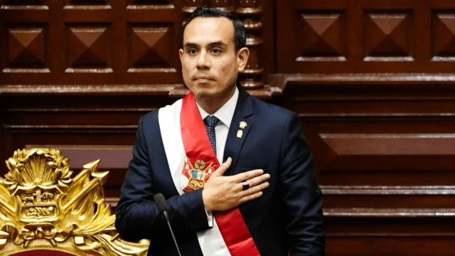 Caos político en Perú: ocho presidentes en 10 años y “sólo uno logró completar su gestión” 2 José Jerí tomó juramento frente al nuevo gabinete de ministros
