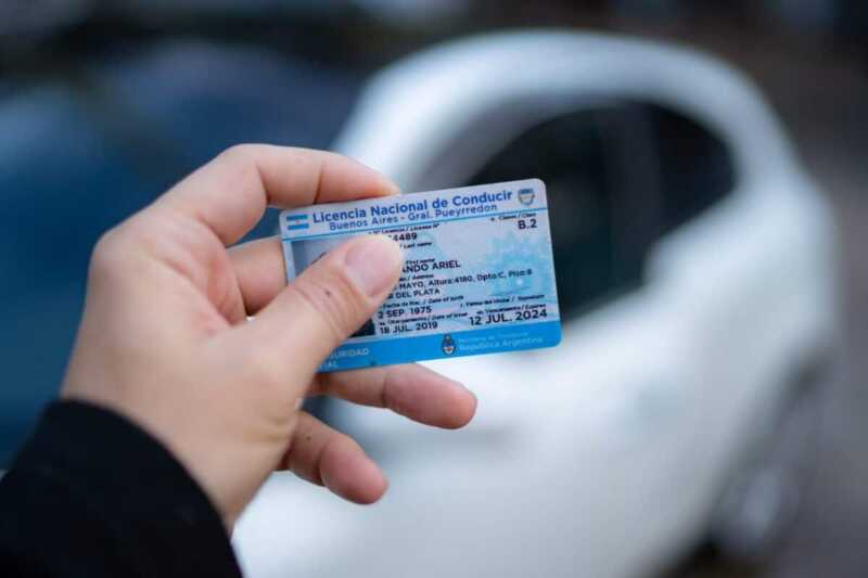 Simplifican los requisitos para obtener y renovar la licencia de conducir profesional 4 La reforma simplifica la obtención y renovación de licencias profesionales, manteniendo controles de seguridad vial.