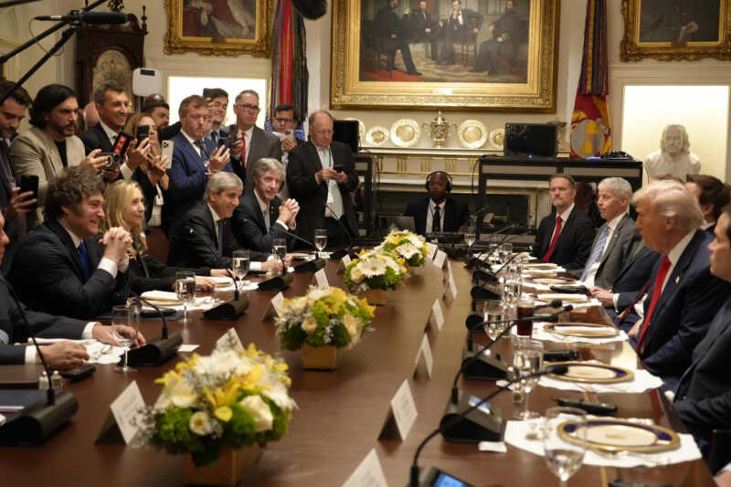 Milei: “Si Argentina vuelve al populismo, EEUU dejará de apoyarnos” 3 Ambos encabezaron un almuerzo de trabajo con la participación de las respectivas delegaciones.