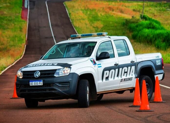Colonia Victoria: Un tráiler que era estirado, volcó en la ruta 12 3 Polimis 4 e1709252051835 696x505 1 - 2