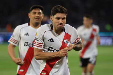 Eduardo Coudet analiza una línea de tres defensores para el duelo de River ante Independiente Santa Fe por los octavos de la Copa Sudamericana.
