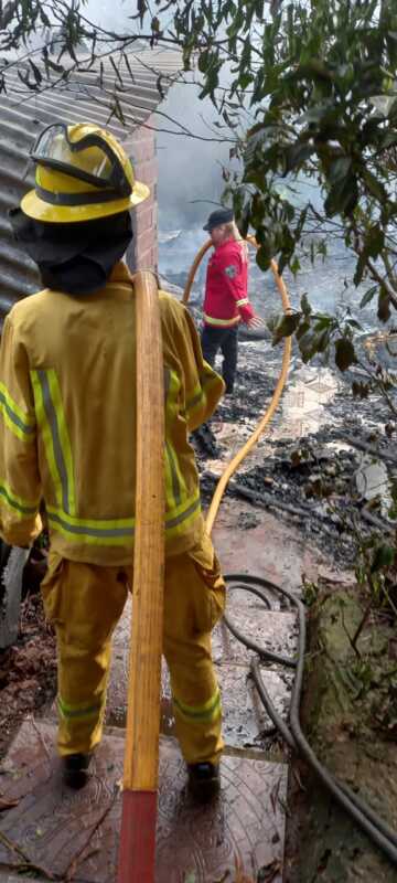 Incendio en Gobernador Roca: dos viviendas quedaron totalmente destruidas 1 Roca