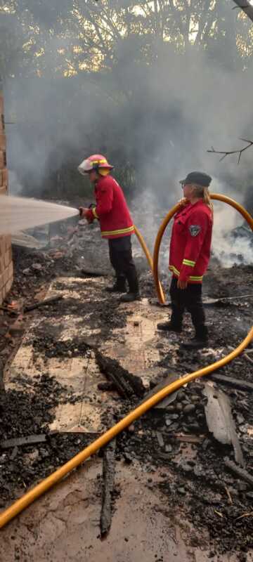 Incendio en Gobernador Roca: dos viviendas quedaron totalmente destruidas 2 Roca
