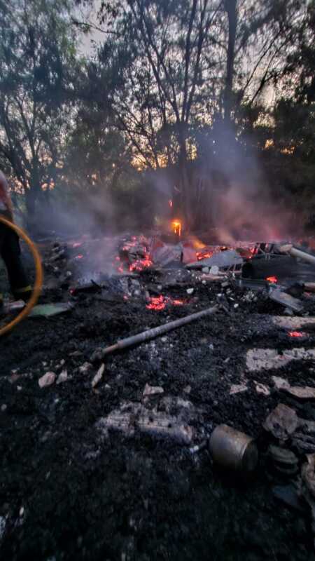 Incendio en Gobernador Roca: dos viviendas quedaron totalmente destruidas Roca