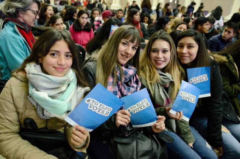 Carla Chini en Radio Up: “Hay una conversación de los jóvenes sobre política que antes no había” 3 Carla Chini explica cómo los jóvenes comprenden la boleta única y participan en política con un enfoque diferente al de los adultos. Foto: Cosas de Barrio.