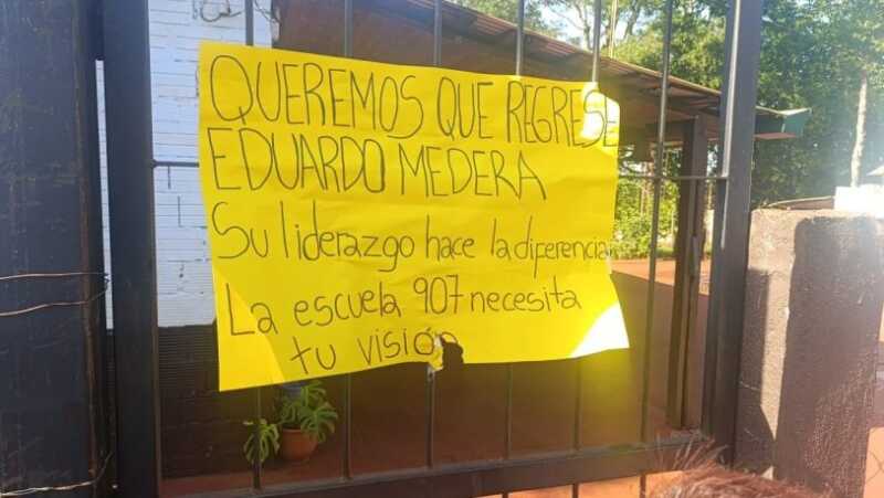 Eldorado: Padres y vecinos toman la Escuela 907 en protesta por la salida del director 3 WhatsApp Image 2025 10 13 at 10.14.56 - 2