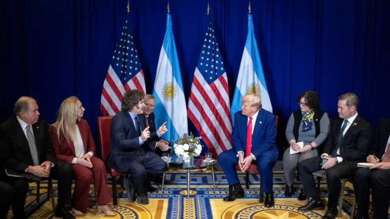 Expectativa total: Javier Milei se reúne con Donald Trump en la Casa Blanca javier milei y donald trump
