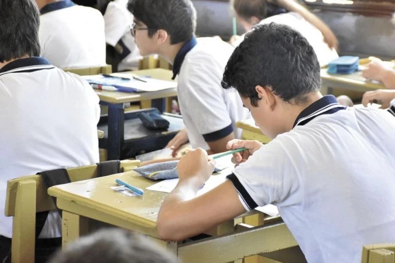 Creció la terminalidad educativa en la secundaria, pero persisten brechas de género y desigualdad social escuela secundaria