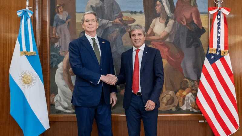 El secretario del Tesoro norteamericano defendió las reformas impulsadas por el Gobierno argentino y criticó el rol del kirchnerismo en el escenario económico.