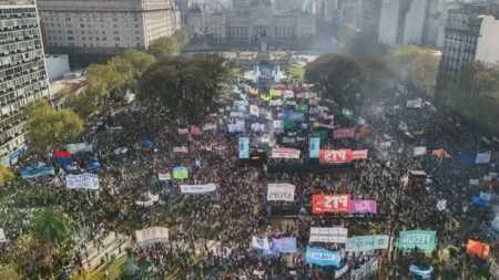El Gobierno promulgó las leyes de emergencia pediátrica y financiamiento universitario, pero suspendió su aplicación gobierno leyes