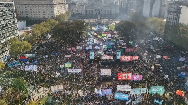 El Gobierno promulgó las leyes de emergencia pediátrica y financiamiento universitario, pero suspendió su aplicación gobierno leyes