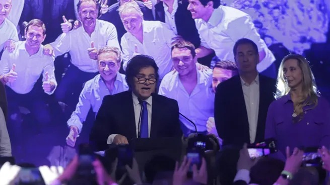 Milei celebró la aplastante victoria: “Desde el 10 de diciembre, tendremos el mayor Congreso reformista” 5 WhatsApp Image 2025 10 26 at 22.49.42 - 4