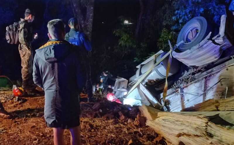 Tragedia en Pozo Azul: Un muerto y un herido grave tras el vuelco de camión 4 a 2 - 3