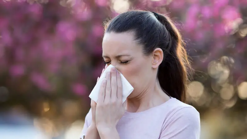 El Dr. Guillermo Fraga explica cómo diferenciar entre alergias y virus respiratorios, y ofrece soluciones efectivas para disfrutar de la primavera sin molestias.