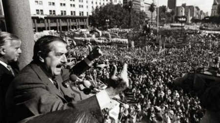 El 30 de octubre de 1983 marcó el fin de la dictadura y el regreso de la democracia. Argentina recuperó el derecho a elegir y a vivir en libertad.