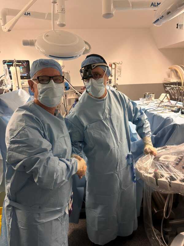 De Misiones al mundo: CloverLife inició pruebas en ovejas de la válvula cardíaca en París 3 El cirujano misionero Osvaldo Amerio y el médico francés Nicolas Borestein días atrás en la implantación en París