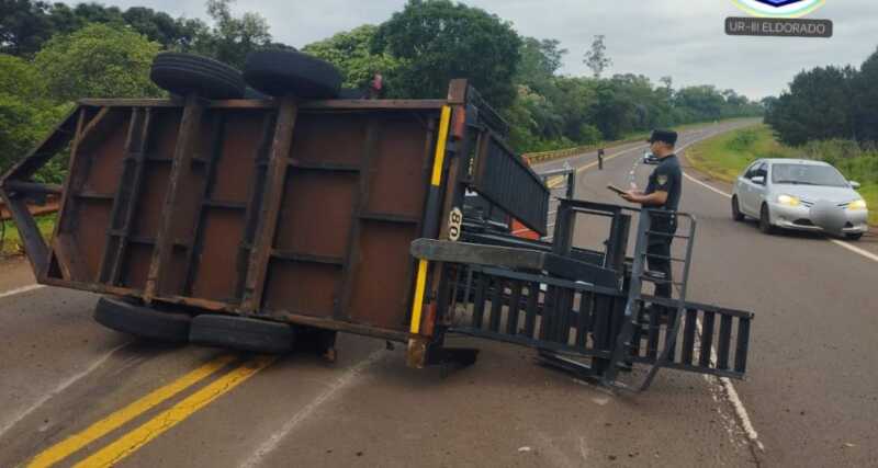 Colonia Victoria: Un tráiler que era estirado, volcó en la ruta 12 trailer