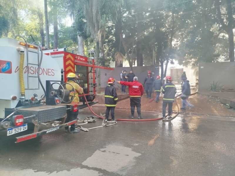 Bomberos controlaron el incendio de una vivienda frente al monte El Acuerdo 7 bomberos incendio el acuerdo 2 - 6
