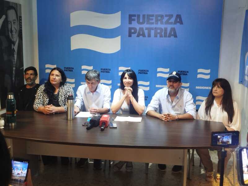 Cristina Brítez, Fuerza Patria en Misiones: “Somos la verdadera oposición que le pone un freno a Milei” 2 britez mesa frente patria - 1