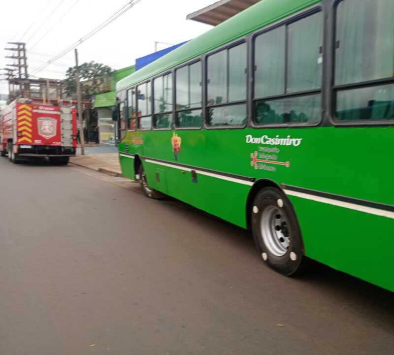 Posadas: un colectivo de Don Casimiro despistó sobre la colectora de la avenida Quaranta 2 colectivo pdas - 1