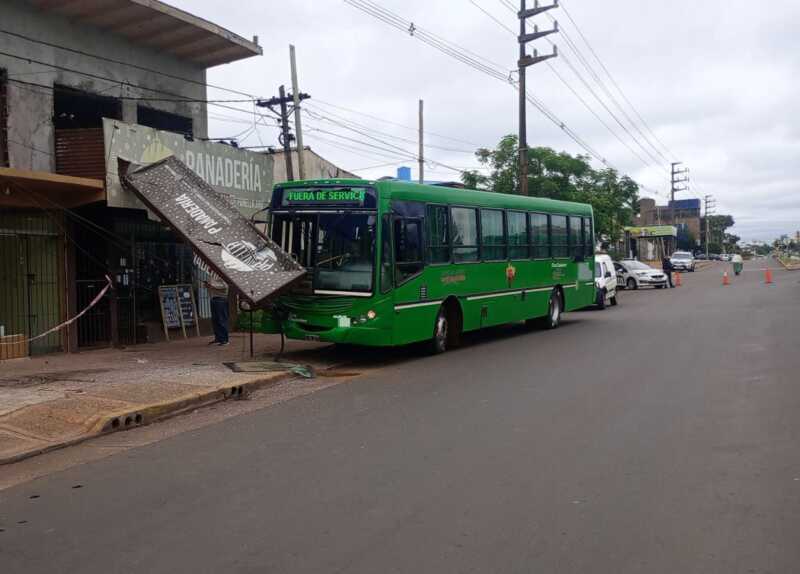 Posadas: un colectivo de Don Casimiro despistó sobre la colectora de la avenida Quaranta colectivo