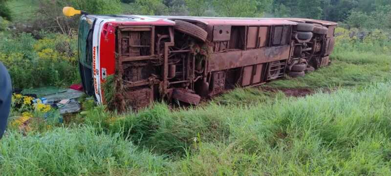 Cuatro heridos trasladados al Hospital SAMIC tras el siniestro de un ómnibus en Misiones.