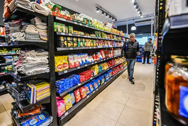 La baja del poder adquisitivo y la competencia con Paraguay y Brasil golpean al comercio local.